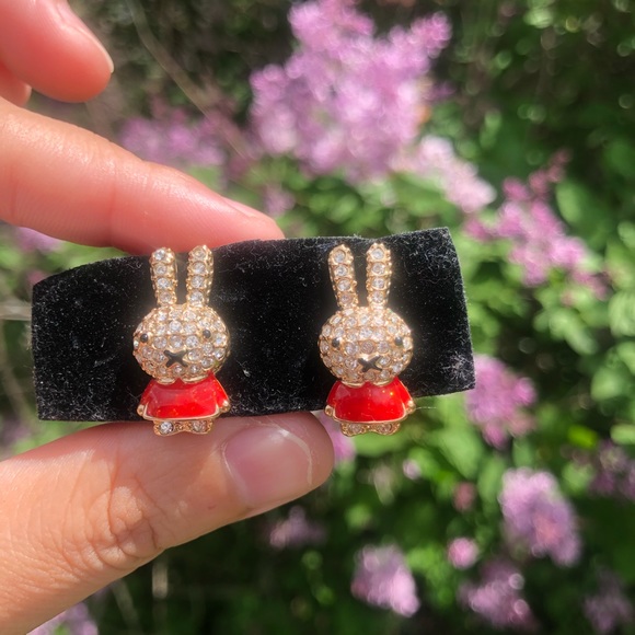 Bling bling! Super cute rabbit earring , never worn. Super shiny! Accessories - Picture 4 of 7